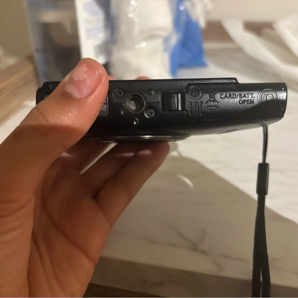 Canon IXUS Black Compact Digital Camera